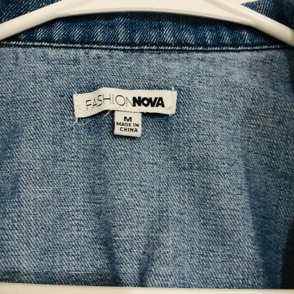 Fashion Nova Womens Denim Jacket Distressed Cut Raw‎ Hem Front Pockets Medium - Picture 2 of 6